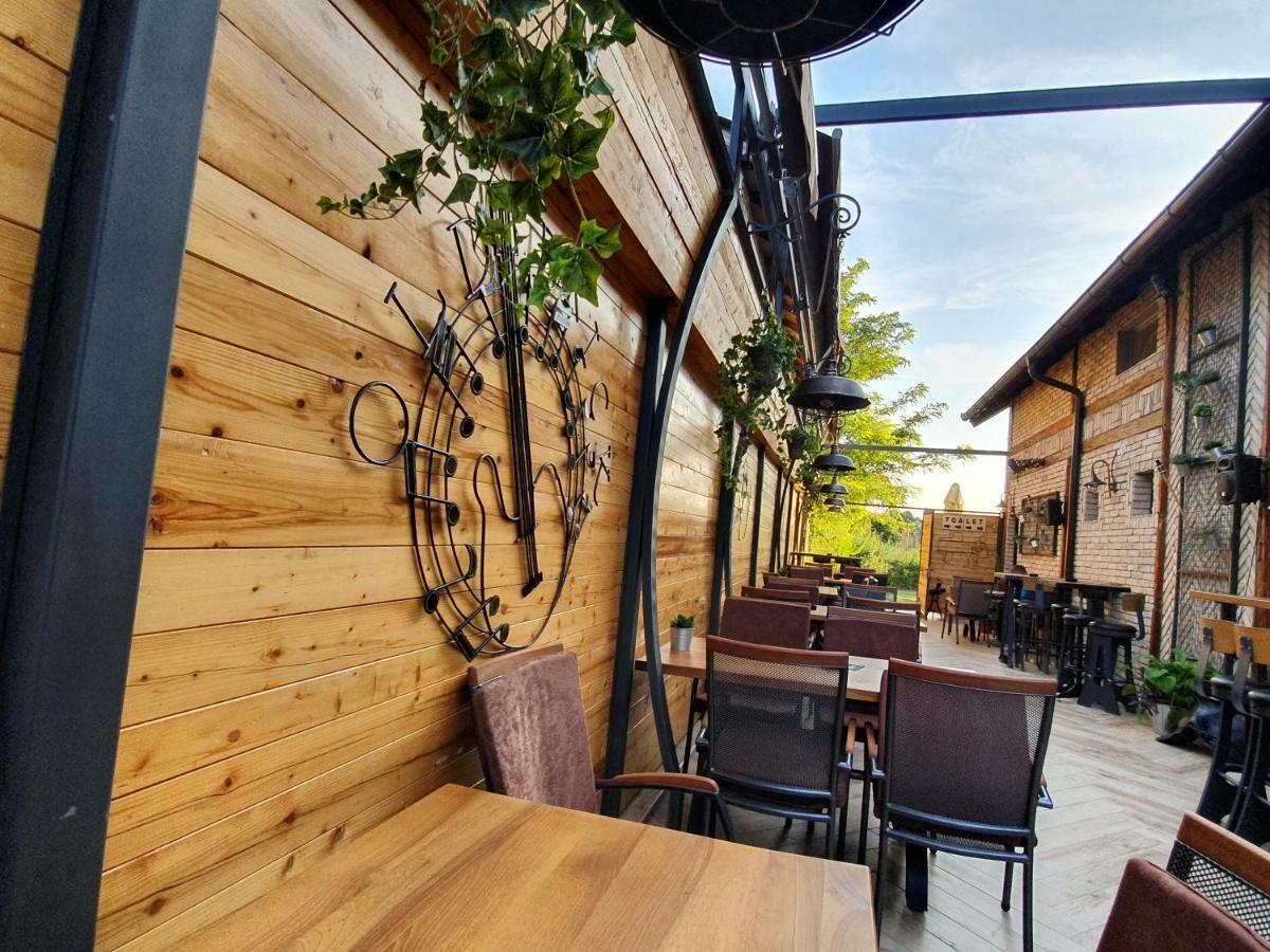Oldbrick Pub 호텔 솜보르 외부 사진