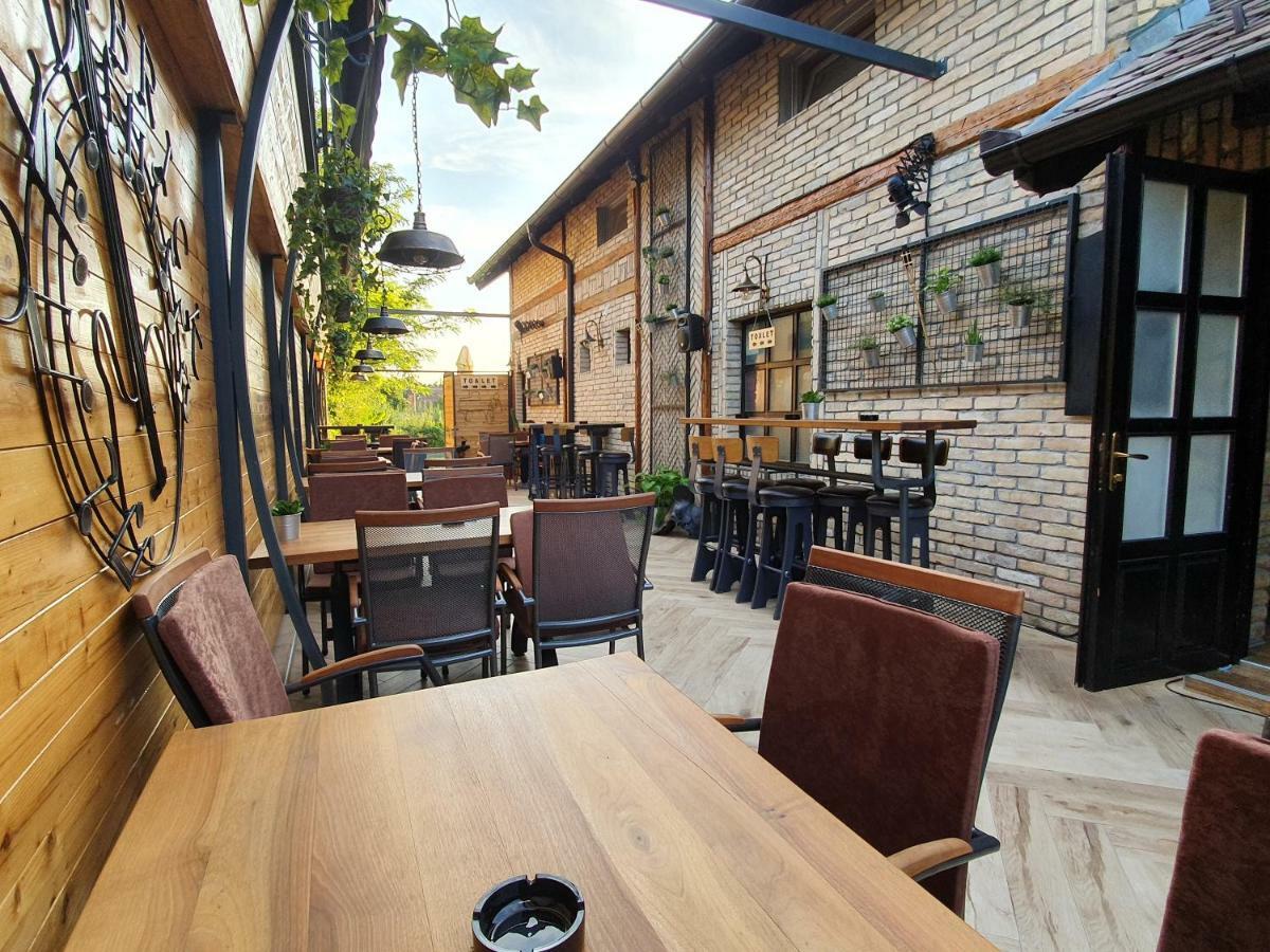 Oldbrick Pub 호텔 솜보르 외부 사진