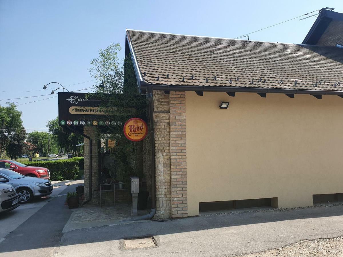Oldbrick Pub 호텔 솜보르 외부 사진